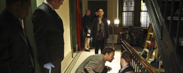 Elementary - Steht dem durchgeknallten Ermittler Sherlock Holmes (Jonny Lee Miller, vorne 2.v.r.) zur Seite und stellt fest, dass ihr das Klären von Verbrechen deutliche mehr liegt, als sie anfänglich gedacht hat: Joan Watson (Lucy Liu, M.) ... © CBS Television Elementary - Steht dem durchgeknallten Ermittler Sherlock Holmes (Jonny Lee Miller, vorne 2.v.r.) zur Seite und stellt fest, dass ihr das Klären von Verbrechen deutliche mehr liegt, als sie anfänglich gedacht hat: Joan Watson (Lucy Liu, M.) ... © CBS Television