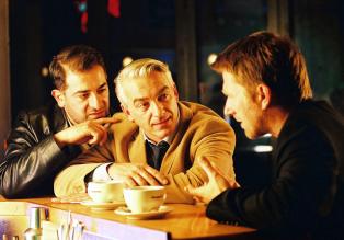 Edel & Starck - Otto (Hasan Ali Mete, l.) ist sauer: Felix (Christoph M. Ohrt, M.) hat plötzlich überhaupt keine Zeit mehr für ihn, sondern nur noch für seinen alten Freund Edgar (Michael Fitz, r.). © Hardy Spitz Sat.1