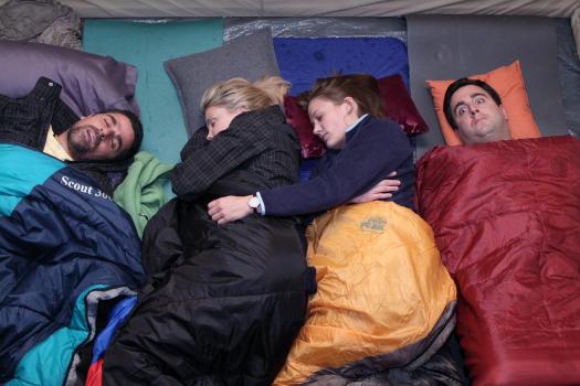 Bastian (Bastian Pastewka, r.) leidet Höllenqualen: Er muss mit Anne (Sonsee Neu, 2.v.r.), Annette (Annette Frier, 2.v.l.) und Rico (Roberto Guerra, l.) zelten, während er zu Hause entspannt auf dem Sofa liegen könnte ... © Sat.1