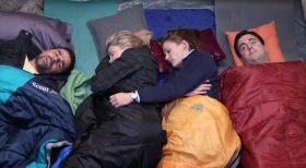 Bastian (Bastian Pastewka, r.) leidet Höllenqualen: Er muss mit Anne (Sonsee Neu, 2.v.r.), Annette (Annette Frier, 2.v.l.) und Rico (Roberto Guerra, l.) zelten, während er zu Hause entspannt auf dem Sofa liegen könnte ... © Sat.1