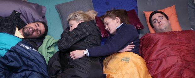 Bastian (Bastian Pastewka, r.) leidet Höllenqualen: Er muss mit Anne (Sonsee Neu, 2.v.r.), Annette (Annette Frier, 2.v.l.) und Rico (Roberto Guerra, l.) zelten, während er zu Hause entspannt auf dem Sofa liegen könnte ... © Frank Hempel Sat.1