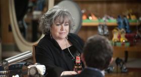 Harry's Law - Während Adam (Nathan Corddry, r.) und Rachael einen Todeskandidaten vertreten, steht Harry (Kathy Bates, l.), Josh Peyton im Fall eines Einbruchs bei ... © Warner Bros. Television
