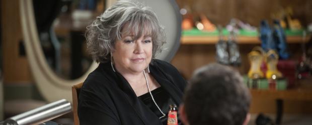 Harry's Law - Während Adam (Nathan Corddry, r.) und Rachael einen Todeskandidaten vertreten, steht Harry (Kathy Bates, l.), Josh Peyton im Fall eines Einbruchs bei ... © Warner Bros. Television