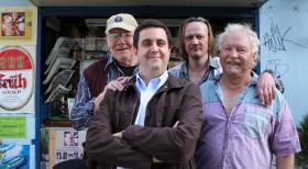 Bastian (Bastian Pastewka, 2.v.l.) überredet Kioskbesitzer Werner (Frank Trunz, l.), ihm unbemerkt von seiner Freundin eine TV-Serie aufzunehmen, während er mit Anne einen Wochendtrip unternehmen muss ... © Sat.1