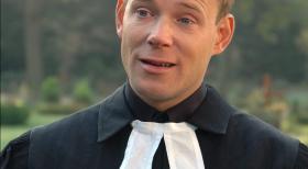 Mathias Schlung bringt als Priester sogar eine Trauergemeinde zum Lachen. © Sat.1