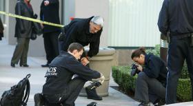 Gibbs und sein Team finden Fingerkuppen und Zähne von Corporal Zach Armstrong in einer Damenhandtasche. Bald darauf wird seine Leiche gefunden und es steht fest, dass Armstrong zu Tode gefoltert wurde. (v.l.n.r.) McGee (Sean Murray), Gibbs (Mark Harmon) und Ziva (Cote de Pablo) ... © CBS Television
