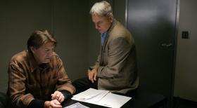 Hat Navy-Sanitäter Ned Quinn (Peter Coyote, l.) etwas mit dem Mord an einem älteren Ehepaar zu tun? Gibbs (Mark Harmon, r.) und sein Team ermitteln ... © CBS Television