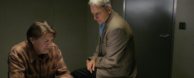 Hat Navy-Sanitäter Ned Quinn (Peter Coyote, l.) etwas mit dem Mord an einem älteren Ehepaar zu tun? Gibbs (Mark Harmon, r.) und sein Team ermitteln ... © CBS Television