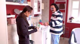 Patchwork Family - Toni (r.) will nur noch eins: Der Familie soll es gut gehen! Deshalb schmeißt er mit Geld und Geschenken um sich. Michelle (l.) ist sprachlos ... © SAT.1