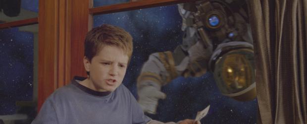 Zathura - Ein Abenteuer im Weltraum - Walter (Josh Hutcherson, l.) traut seinen Augen nicht: Plötzlich befindet sich das ganze Haus im Weltall und dort trifft er auch noch auf einen verirrten Astronauten (Dax Shepard, r.) ... © Sony Pictures Television International. All Rights Reserved.