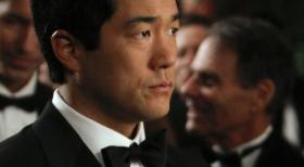 Als der Mann der wohlhabenden Juwelierin Esther Doverton nachts Safeknacker beim Ausräumen des Geschäftssafes überrascht, wird er niedergeschossen und dabei schwerverletzt. Nun müssen Kimball (Tim Kang) und seine Kollegen ran ... © Warner Bros. Television