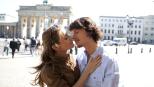 Während Bea (Vanessa Jung, l.) und Ben (Christopher Kohn, r.) ein gemeinsames romantisches Wochenende in Berlin verbringen, findet Ronny Beweise dafür, dass Jenny eine Drogenvergangenheit hat ... © SAT.1