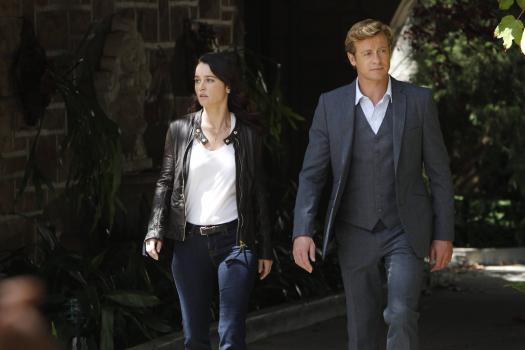 The Mentalist - Untersuchen den Mord an einem Diamantschleifer: Patrick (Simon Baker, r.) und Teresa (Robin Tunney, l.) ... © Warner Bros. Television