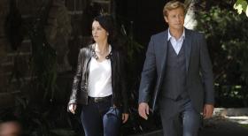 The Mentalist - Untersuchen den Mord an einem Diamantschleifer: Patrick (Simon Baker, r.) und Teresa (Robin Tunney, l.) ... © Warner Bros. Television
