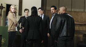 In einer Mustersiedlung in New Mexiko stranguliert ein Serienmörder nachts Frauen. Das Team um Reid (Matthew Gray Gubler, 2.v.l.), Prentiss (Paget Brewster, 3.v.l.), Hotch (Thomas Gibson, 3.v.r.), Rossi (Joe Mantegna, 2.v.r.) und Morgan (Shemar Moore, r.) beginnt mit den Ermittlungen und holt sich Agent Ashley Seaver (Rachel Nichols, l.) zur Verstärkung ... © ABC Studios