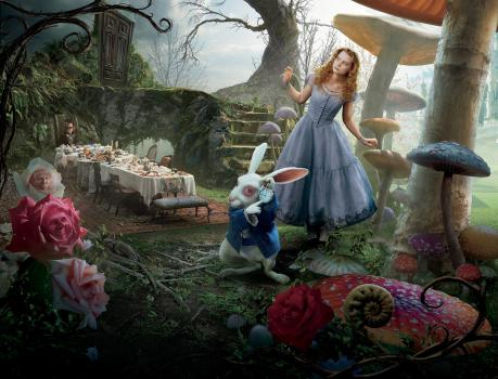 Alice im Wunderland - Ein weißer Hase mit Weste und Taschenuhr führt Alice (Mia Wasikowska, r.) ins Wunderland, wo sie auf den verrückten Hutmacher (Johnny Depp, l.) trifft ... © Leah Gallo Disney Enterprises, Inc. All rights reserved