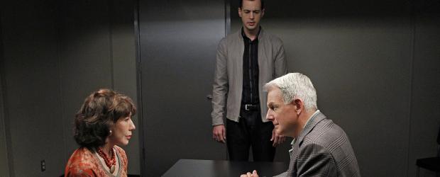 Navy CIS - Das Team um Gibbs (Mark Harmon, r.) muss den Mord an einem Offizier untersuchen, der anscheinend an einem Geheimprojekt gearbeitet hat. Für McGee (Sean Murray, M.) wird die Sache allerdings persönlich, als sie bei den Ermittlungen auf seine Großmutter Penelope (Lily Tomlin, l.) stoßen ... © CBS Television Navy CIS - Das Team um Gibbs (Mark Harmon, r.) muss den Mord an einem Offizier untersuchen, der anscheinend an einem Geheimprojekt gearbeitet hat. Für McGee (Sean Murray, M.) wird die Sache allerdings persönlich, als sie bei den Ermittlungen auf seine Großmutter Penelope (Lily Tomlin, l.) stoßen ... © CBS Television