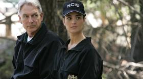 Versuchen den Fall des ermordeten Lieutenant Commander Carrie McLellan zu klären: Leroy Gibbs (Mark Harmon, l.) und Ziva David (Cote de Pablo, r.) ... © CBS Television