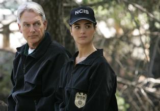 Versuchen den Fall des ermordeten Lieutenant Commander Carrie McLellan zu klären: Leroy Gibbs (Mark Harmon, l.) und Ziva David (Cote de Pablo, r.) ... © CBS Television