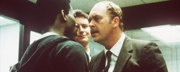 Mit seinen unkonventionellen Methoden und seiner großen Klappe ist Axel (Eddie Murphy, l.) seinen Vorgesetzten und seinen Kollegen in LA ein Dorn im Auge. Billy Rosewood (Judge Reinhold, M.) und Sergeant Taggart (John Ashton, r.) sollen auf Axel aufpassen ... © Paramount Pictures