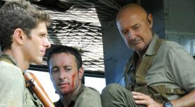 Hawaii Five-0 - Steve (Alex O'Loughlin, M.) wurde in Nordkorea von Wo Fat gefangen genommen. Das Team um Lt. Jacks (Sean MacCormac, l.) und White (Terry O'Quinn, r.) machen sich auf, um ihn zu befreien ... © TM &   CBS Studios Inc. All Rights Reserved.