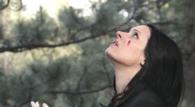 Macht eine blutige Entdeckung: Emily Prentiss (Paget Brewster) ... © Touchstone Television