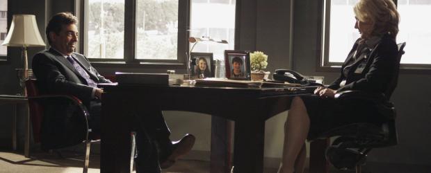 Dave Rossi (Joe Mantegna, l.) ist vor Jahren aus dem FBI ausgeschieden und tourt nun mit Vorträgen und Buchlesungen durch die Welt. Er hätte es nicht nötig, noch einmal zum FBI zurückzukehren, bietet sich jedoch nach Gideons Ausstieg freiwillig an. Strauss (Jayne Atkinson, r.) würde allerdings zu gern den Grund dafür wissen ... © Touchstone Television