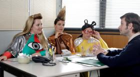 Futurewoman (Mackie Heilmann, l.), Bleistiftspitzerwoman (Judith Döker, 2.v.l.) und Brillenschere (Sabine Menne, 2.v.r.) führen ein Bewerbungsgespräch mit einem Beamten der Polizei (Arndt Cremer, r.)... © Sat.1