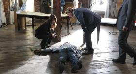 The Mentalist - Untersuchen den Mord an einem in Ungnade gefallenen Modedesigner, der kurz vor einem Comeback stand: Teresa (Robin Tunney, l.) und Patrick (Simon Baker, r.) ... © Warner Bros. Television
