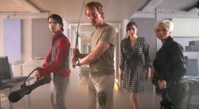 Primeval - Rückkehr der Urzeitmonster - Im Kampf gegen Riesenwürmer: Connor (Andrew Lee Potts, l.), Abby (Hannah Spearritt, r.), Cutter (Douglas Henshall, 2.v.l.) und Jenny Lewis (Lucy Brown, 2.v.r.) ... © ITV Plc