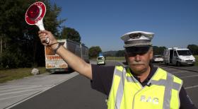 Bitte folgen! Zugriff auf der Autobahn: Peter Setzensack ... © SAT.1
