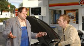 An der Tankstelle: Markus Majowski (l.) und Ralf Schmitz (r.) © Sat.1