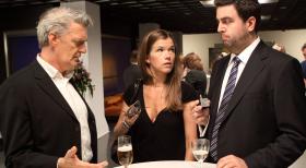 Bastian (Bastian Pastewka, r.) durfte mit Anke (Anke Engelke, M.) den Grimme-Preis für "Fröhliche Weihnachten" entgegennehmen. Auf der After-Show-Party sieht Grimme-Gala-Moderator Dieter Moor (Dieter Moor, l.), dass Anke und Bastian nur noch eine zerbrochene Trophäe haben. Zum Glück ist Bastian auch in dieser Situation um keine Ausrede verlegen? © Sat.1
