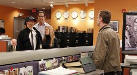 Ein neuer Fall beschäftigt NCIS Special Agent Simon Cade (Matthew Willig, 2.v.l.), Tony (Michael Weatherly, l.), NCIS Special Agent E.J. Barrett (Sarah Jane Morris, 2.v.r.) und McGee (Sean Murray, r.) ... © CBS Television