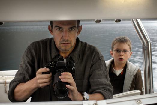 Das Wunder von Loch Ness - Unter dem Vorwand, für eine Schülerzeitung zu schreiben, schwindelt sich Tim (Lukas Schust, r.) an Bord von Erics (Hans-Werner Meyer, l.) Forschungsboot. Könnte dieser Mann sein Vater sein? © Sat.1