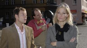 Janine (Janine Kunze, r.) ärgert sich über ihren Mann (Mathias Schlung, l.). Der Pfannenverkäufer (Markus Majowski, M.) nutzt die Stimmungslage und bietet seine Pfannen zur Problemlösung an ... © Sat.1