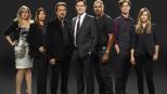 (9. Staffel) - Ein starkes Team, das jeden Serientäter zur Strecke bringt: Dr. Spencer Reid (Matthew Gray Gubler, 2.v.r.), Derek Morgan (Shemar Moore, 3.v.r.), Aaron Hotchner (Thomas Gibson, M.), David Rossi (Joe Mantegna, 3.v.l.), Jennifer 'JJ' Jareau (AJ Cook, r.), Penelope Garcia (Kirsten Vangsness, l.) und Alex Blake (Jeanne Tripplehorn, 2.v.l.) .... © ABC Studios (9. Staffel) - Ein starkes Team, das jeden Serientäter zur Strecke bringt: Dr. Spencer Reid (Matthew Gray Gubler, 2.v.r.), Derek Morgan (Shemar Moore, 3.v.r.), Aaron Hotchner (Thomas Gibson, M.), David Rossi (Joe Mantegna, 3.v.l.), Jennifer 'JJ' Jareau (AJ Cook, r.), Penelope Garcia (Kirsten Vangsness, l.) und Alex Blake (Jeanne Tripplehorn, 2.v.l.) .... © ABC Studios