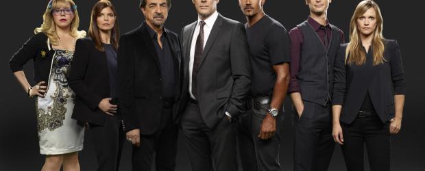 (9. Staffel) - Ein starkes Team, das jeden Serientäter zur Strecke bringt: Dr. Spencer Reid (Matthew Gray Gubler, 2.v.r.), Derek Morgan (Shemar Moore, 3.v.r.), Aaron Hotchner (Thomas Gibson, M.), David Rossi (Joe Mantegna, 3.v.l.), Jennifer 'JJ' Jareau (AJ Cook, r.), Penelope Garcia (Kirsten Vangsness, l.) und Alex Blake (Jeanne Tripplehorn, 2.v.l.) .... © ABC Studios (9. Staffel) - Ein starkes Team, das jeden Serientäter zur Strecke bringt: Dr. Spencer Reid (Matthew Gray Gubler, 2.v.r.), Derek Morgan (Shemar Moore, 3.v.r.), Aaron Hotchner (Thomas Gibson, M.), David Rossi (Joe Mantegna, 3.v.l.), Jennifer 'JJ' Jareau (AJ Cook, r.), Penelope Garcia (Kirsten Vangsness, l.) und Alex Blake (Jeanne Tripplehorn, 2.v.l.) .... © ABC Studios