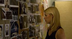 Homeland - Carrie (Claire Danes) will ihre Überwachung nicht aufgeben, auch, wenn sie damit gegen die Regeln verstößt ... © 2011 Twentieth Century Fox Film Corporation. All rights reserved.