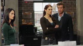 Die Leiche von Mary Beth Hendrix, Assistentin des bekannten Hypnotherapeuten Dr. Daniel, wird von einem Mann, der unter Hypnose steht und sie für einen Sack Kartoffeln hält, in die CBI-Zentrale geschleppt. Grace (Amanda Righetti, M.), Teresa (Robin Tunney, l.) und Patrick (Simon Baker, r.) ermitteln ... © Warner Bros. Television