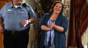Mike & Molly - Wird Mike Biggs (Billy Gardell, l.) endlich seinen Mut zusammennehmen und Molly (Melissa McCarthy, r.) zu einem Date einladen? © 2010 CBS Broadcasting Inc. All Rights Reserved.