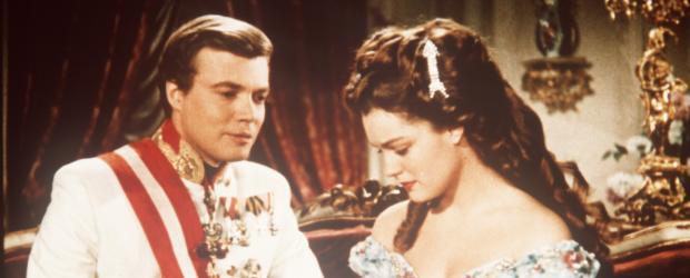 Gegen den Willen seiner Mutter, kommen sich Kaiser Franz - Joseph (Karlheinz Böhm, l.) und die bezaubernde Prinzessin Sissi (Romy Schneider, r.) sich näher ... © Herzog-Filmverleih