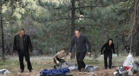 Jedes Jahr im Frühling, kurz vor der Eröffnung der Jagdsaison, verschwinden in den Wäldern vor Idaho Menschen, von denen danach einige tot aufgefunden werden. Derek (Shemar Moore, l.), Bobbi (Laura Allen, 2.v.l.), Gideon (Mandy Patinkin, 2.v.r) und Emily (Paget Brewster, r.) ermitteln in diesem Fall ... © Touchstone Television