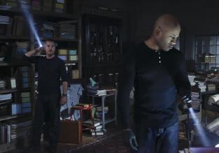 Navy CIS: L.A. - Ein neuer Fall wartet auf Sam (LL Cool J, r.) und Callen (Chris O'Donnell, l.) ... © CBS Studios Inc. All Rights Reserved.