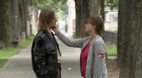 Schicksale - und plötzlich ist alles anders - Lena (l.) leidet darunter, dass sie die Liebe zu ihrer Freundin Johanna (r.) nicht offen leben kann ... © SAT.1