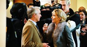 Edel & Starck - Felix (Christoph M. Ohrt, l.) wird von der Reporterin (Gundis Zambo, r.) zu den Vorfällen interviewt. © Hardy Spitz Sat.1