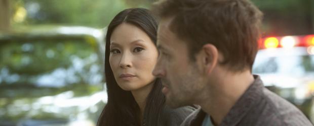 Versuchen gemeinsam, einen Mordfall aufzudecken: Holmes (Jonny Lee Miller, r.) und Watson (Lucy Liu, l.) ... © CBS Television Versuchen gemeinsam, einen Mordfall aufzudecken: Holmes (Jonny Lee Miller, r.) und Watson (Lucy Liu, l.) ... © CBS Television