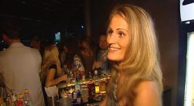 Alexa arbeitet tagsüber im eigenen Nagelstudio, in der Nacht verdient sich die große Blonde das Geld im Club "40 seconds". Hier im Partytempel am Potsdamer Platz steht sie hinter der Bar. Alexa ist es gewohnt, Machos und lallenden Anmachern die Leviten zu lesen. © Sat.1