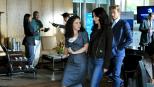 The Mentalist - Teresa (Robin Tunney, M.) und Patrick (Simon Baker, r.) ermitteln in einen neuen Fall. Doch kann ihnen Tiffany Stark (Senta Moses, l.) weiterhelfen? © Warner Bros. Television