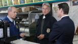Navy CIS - Diane Sterling, Ex-Frau von Gibbs (Mark Harmon, M.) und Fornell (Joe Spano, l.), bittet die beiden um Hilfe, denn Ehemann Nummer drei ist verschwunden ... © CBS Television